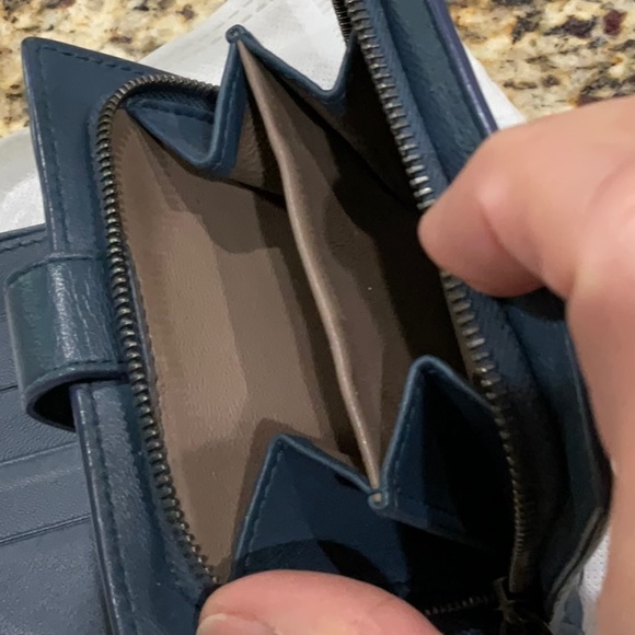 Bottega Veneta Leather Compact Wallet - Picture 4 of 9